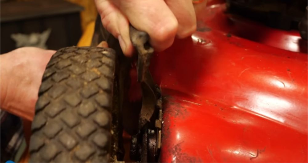 How To Troubleshoot Lawn Mower Blade Problems (Explained)