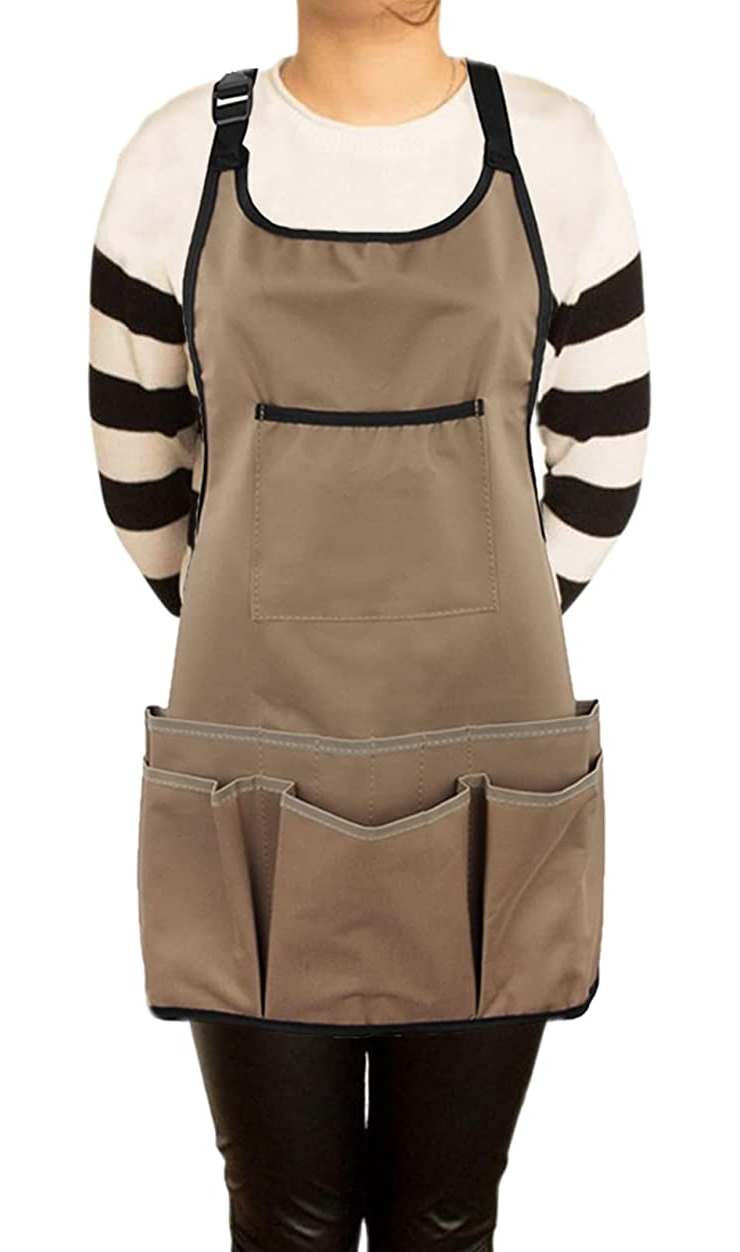 7 Best Gardening Aprons for Gardeners (2022 Updated)